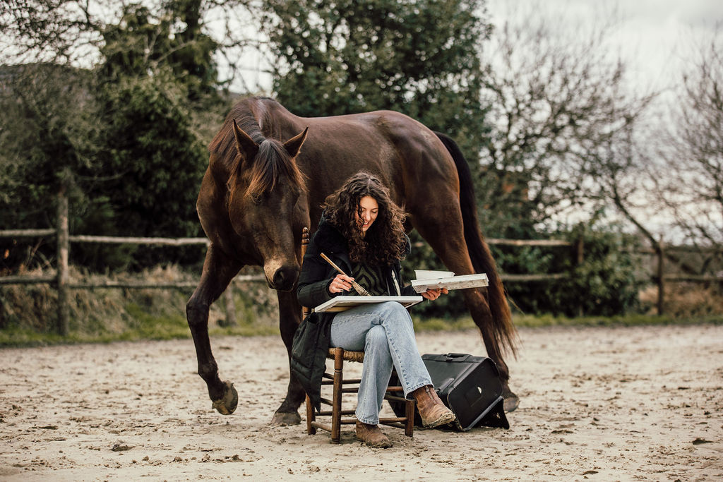 Marjo Lebbe sketching beside a horse